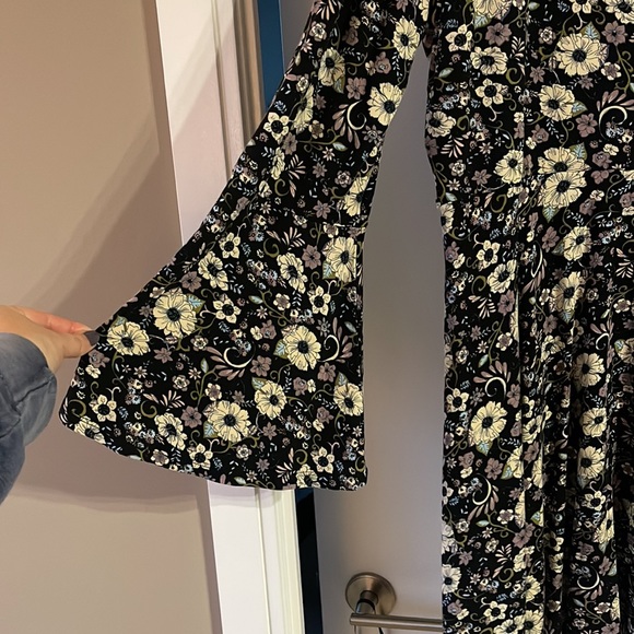 AMERICAN EAGLE Floral Boho Bell Sleeve Dress with keyhole neck - Picture 7 of 7